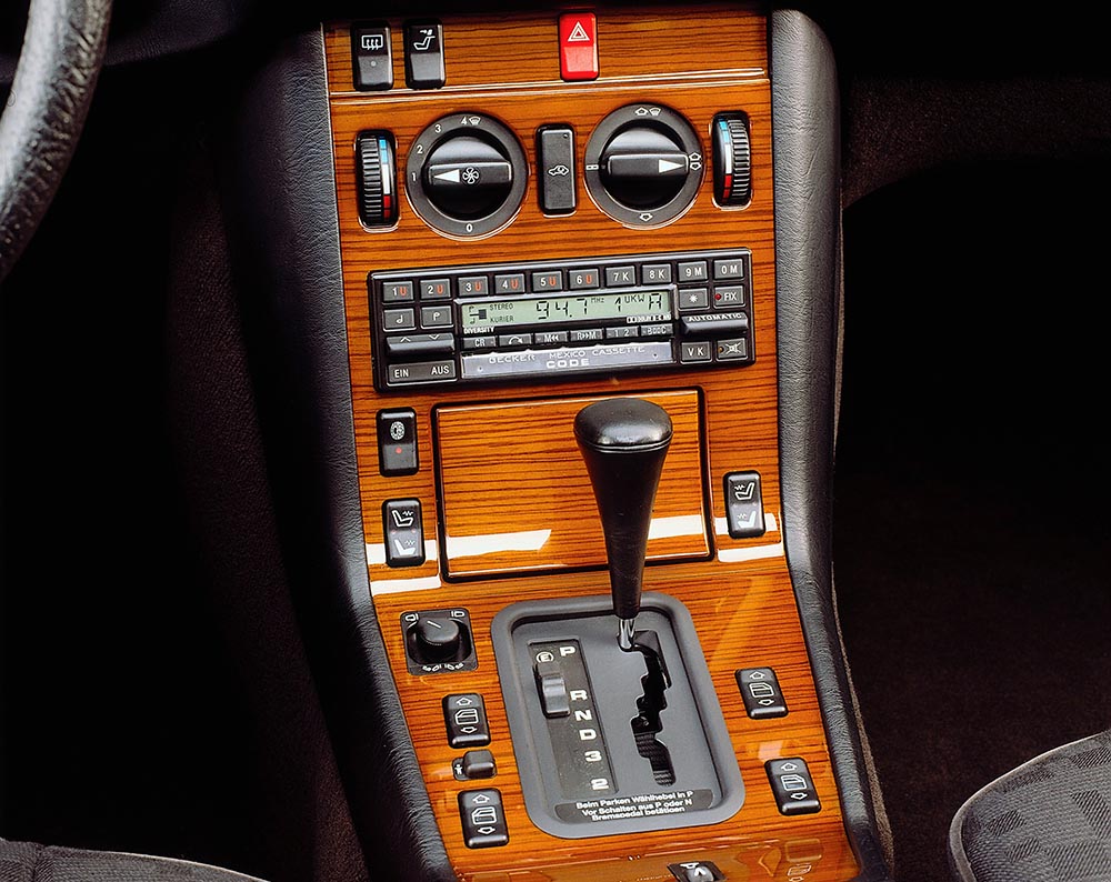 Ab den 80er-Jahre wurden Autoradios zunehmend digitaler. Damals gehörte das Kassetten-Laufwerk zum Standard, Code-Technik war in dieser Zeit ein probater Diebstahlschutz.