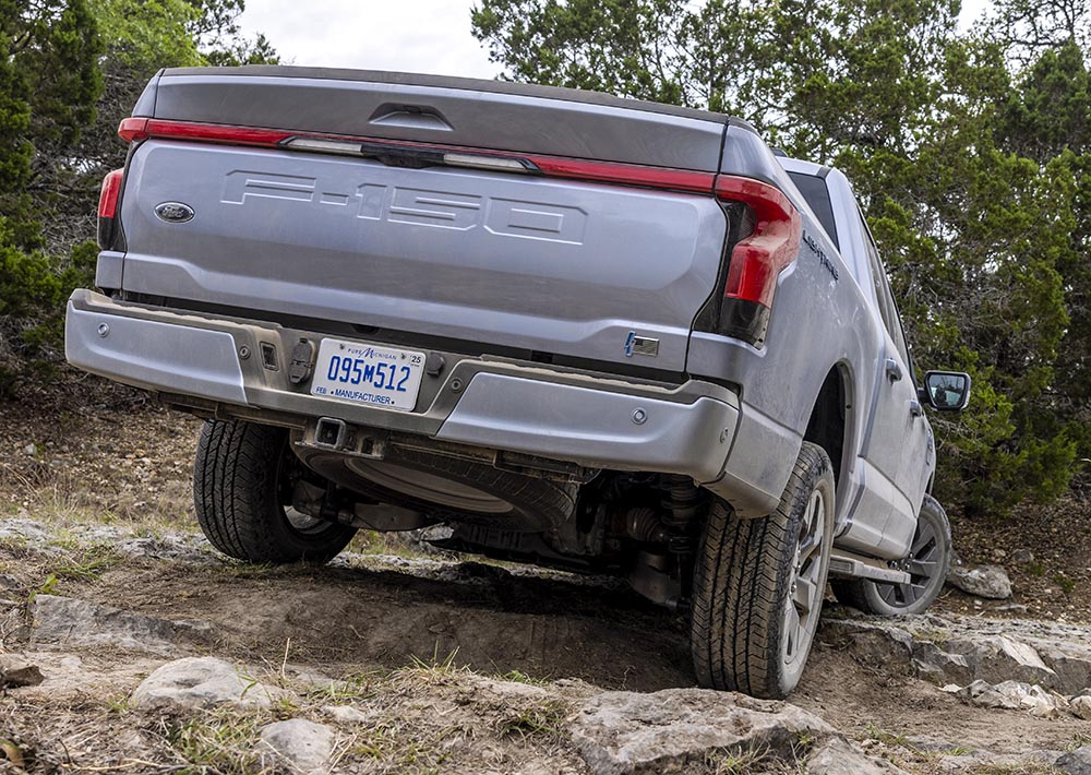 Der elektrische Pick-up ist geländegängig.