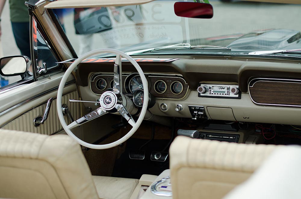 Cockpit eines Ford Mustang mit Autoradio.