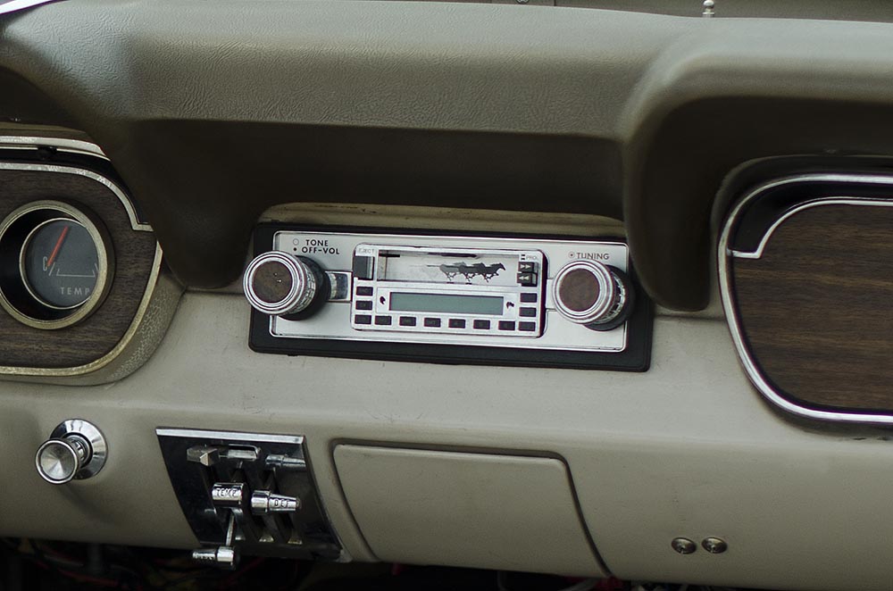Sogar auf dem Autoradio-Display gabs Mustangs.