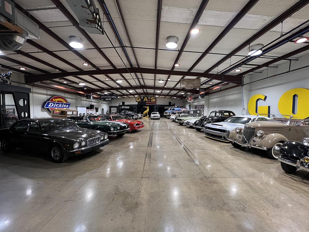 Viele hundert Millionen seines üppigen Umsatzes macht er mit den Klamotten, die er weltweit versendet.