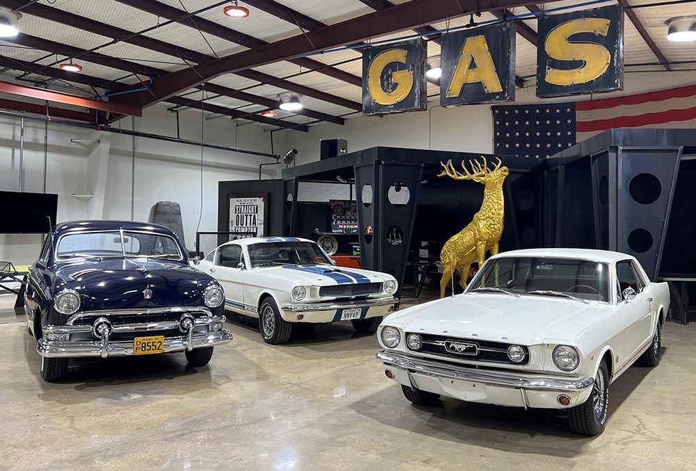 Vier, fünf Autos stehen eigentlich immer auf seinen Hebebühnen und ein Projekt im Monat ist für ihn Pflicht.