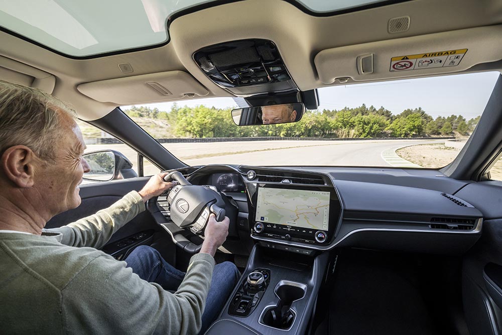 Statt einer herkömmlichen Lenkung verfügt der RZ 450e über ein Steer-by-Wire-System.