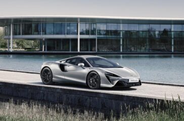 Zum 70-jährigen Thronjubiläum der britischen Monarchin Elisabeth II hat McLaren eine „Platinum Jubilee"-Lackierung vorgestellt