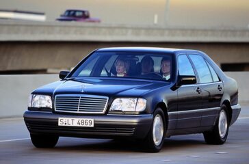 Mercedes-Benz S 600, das Topmodell der S-Klasse Baureihe 140, hier in der modellgepflegten Ausführung (1994 bis 1998). Mercedes-Benz S 600, the 140 model series S-Class top-of-the-range model, shown here in the facelifted version (1994 to 1998).