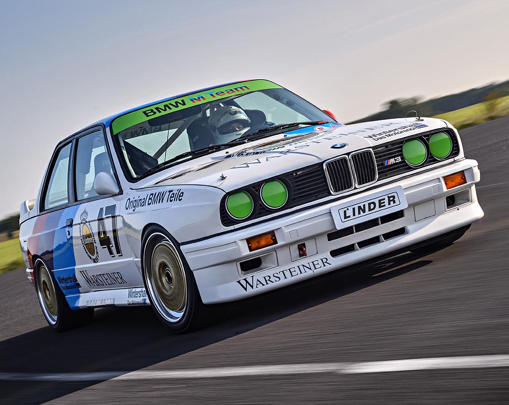 Nach Vorstellung auf der IAA 1985 wurde der BMW M3 (E30) als zweitürige Straßen- und Rennversion 1986 eingeführt.