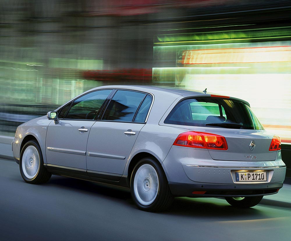   Der Renault Vel Satis (4,86 Meter Länge, 2,84 Meter Radstand) löst 2002 den Safrane ab.