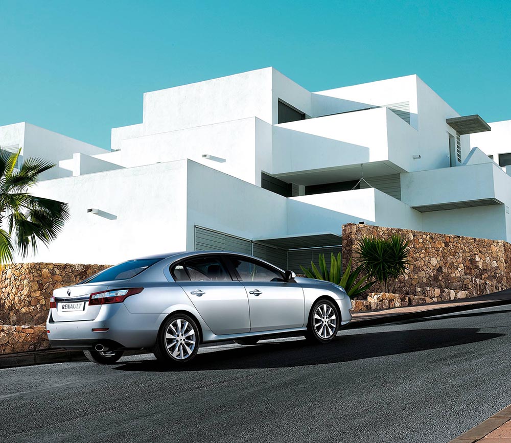 2010: Als Nachfolger des Vel Satis debütiert der Renault Latitude, eine 4,90 Meter lange Limousine der oberen Mittelklasse