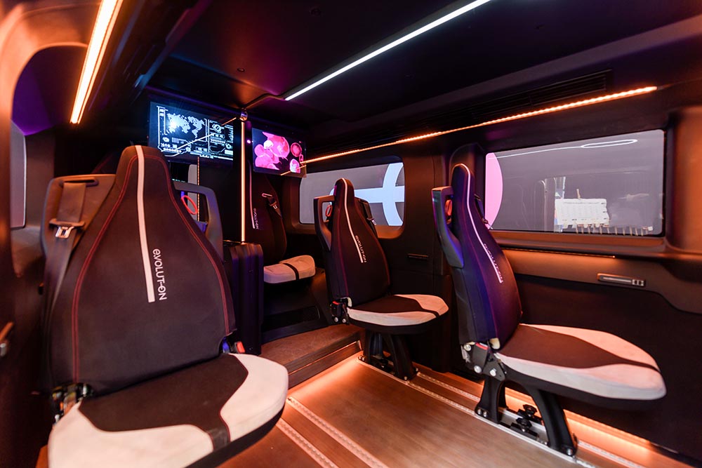 Innen sollen sieben Personen Platz finden, vier an Schreibtischen. 