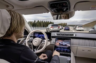 Während der hochautomatisierten Fahrt, ermöglicht DRIVE PILOT dem Fahrer sich vom Verkehrsgeschehen ab- und bestimmten Nebentätigkeiten zu zuwenden. Zum Beispiel mit den Kollegen via In-Car-Office zu kommunizieren, Mails zu schreiben, im Internet zu surfen oder entspannt einen Film anzuschauen. During the conditionally automated journey, DRIVE PILOT enables the driver to move away from the traffic situation and to turn to certain secondary activities. For example, communicating with colleagues via in-car office, writing e-mails, surfing the Internet or watching a movie in a relaxed way.