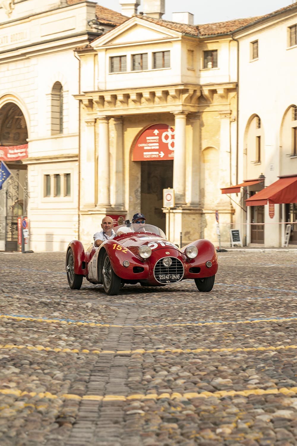 Alte Autos vor historischer Kulisse - einfach ein schöner Anblick.