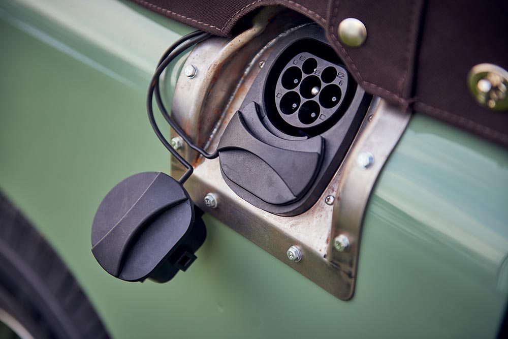 Auch der Geländewagen kriegt einen Stromanschluss.