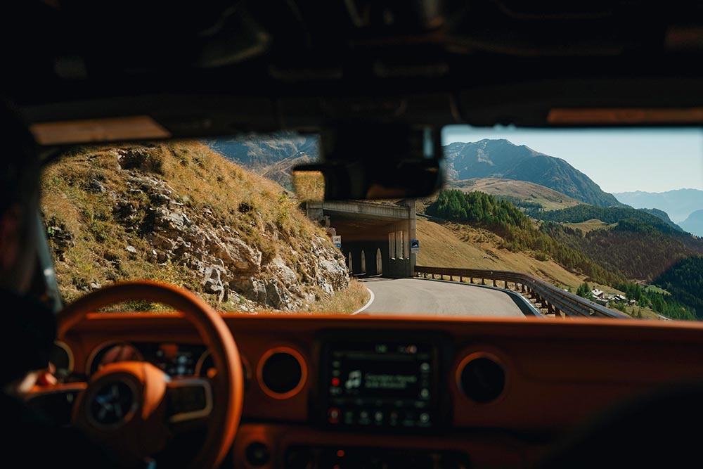 Auch innen legen die Italiener kräftig Hand an und verwandeln die amerikanische Plastikwüste in eine Lederlandschaft.