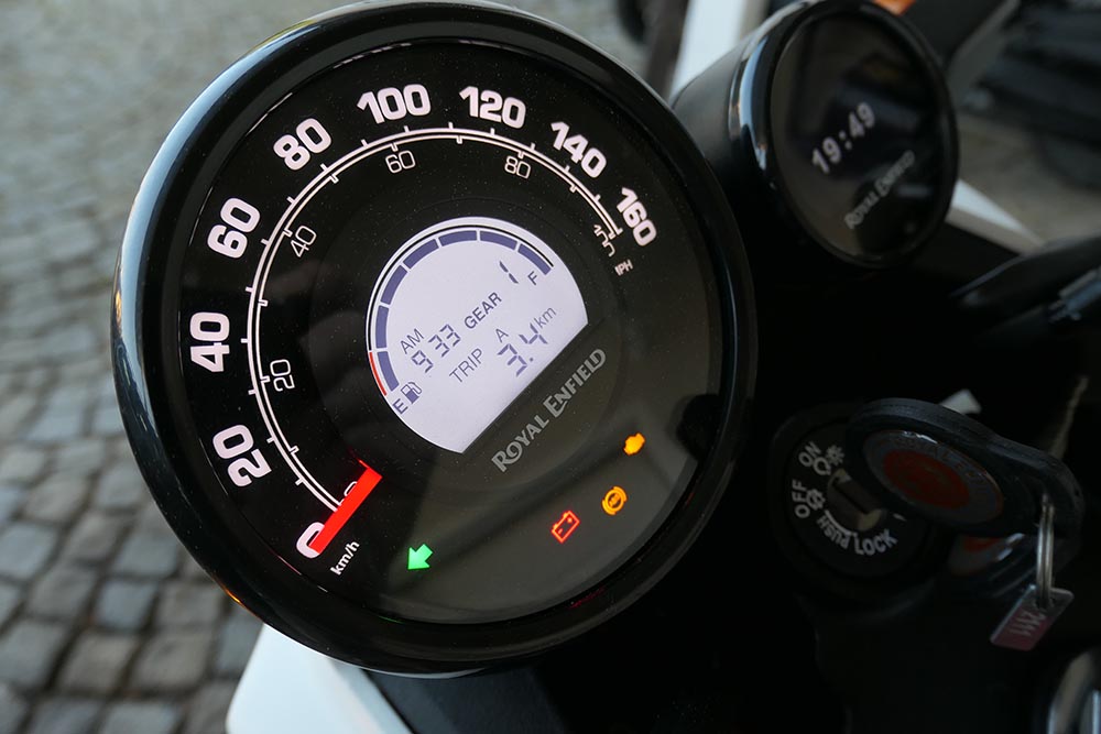 Der Blick ins halbdigitale Cockpit ist grundsätzlich erfreulich: die Anzeigen sind gut ablesbar.