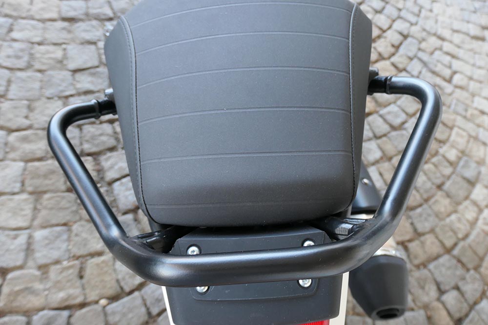 Die Ergonomie der Scram ist gut, der Sitz ordentlich gepolstert und eine Sozia findet stabile, gut greifbare Stahl-Handgriffe.