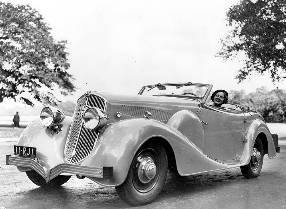 Im Frühling 1932 geht der kompakte Peugeot 301 als größere Ableitung des Kleinwagens 201 in Produktion