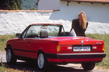 12_BMW_318i_Cabrio_E30_nach_Facelift_ab_1990_Quelle_BMW_Group_Ar
