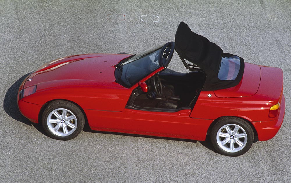 1987: Der Roadster BMW Z1 debütiert. Technische Basis des Roadster ist der BMW E30.