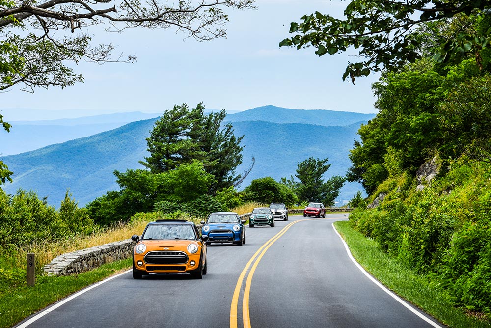 Hunderte Minis sind unterwegs und fahren auf verschlungenen Nebenstrecken von Waterbury in Vermont nach Spartanburg in South Carolina, wo Konzernmutter BMW ihr größtes Werk hat. 