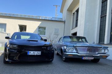 Alt trifft neu: 64er Chrysler New Yorker (links) neben Dodge Charger Hellcat