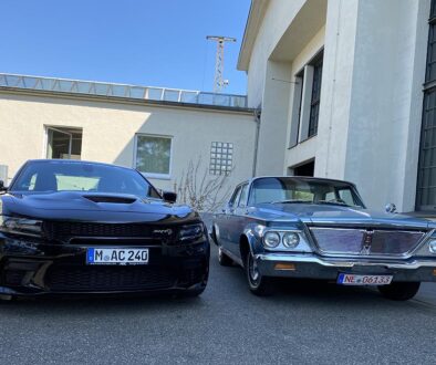 Alt trifft neu: 64er Chrysler New Yorker (links) neben Dodge Charger Hellcat