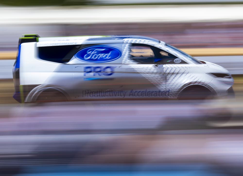 Vier E-Motoren mit zusammen 2.000 PS und 1.800 Nm reißen an den Slicks.