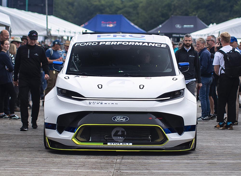 Schließlich wird es so langsam Zeit, das riesige Rennzäfpchen aus der Boxengasse zu fahren und sich zum Hillclimb aufzustellen.
