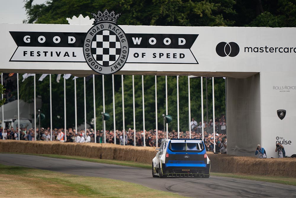 „So viel Platz hatte ich noch nie in einem Rennwagen“, schwärmt der pilotierende Franzose Romain Dumas.