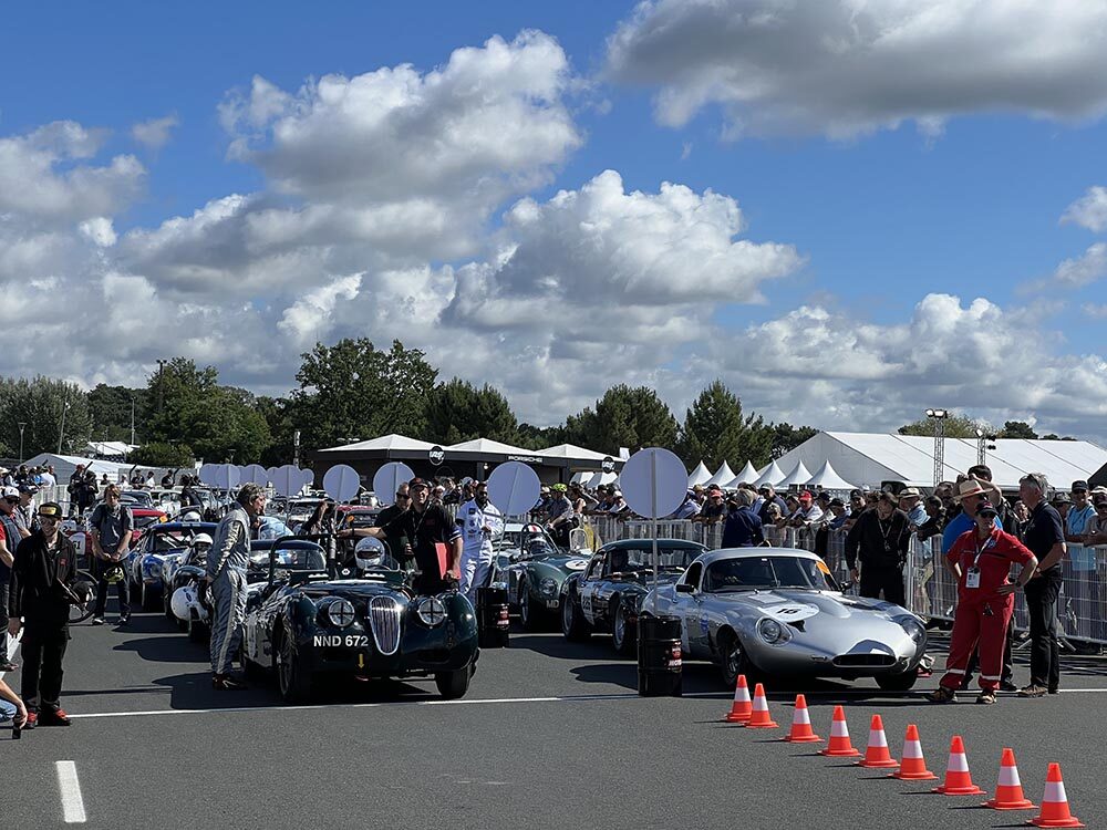 Von wegen Pebble Beach, Villa d’Este oder das Festival of Speed – wer historische Sportwagen wirklich in Aktion erleben und drum rum etwas sehen willen, der muss zu den Le Mans Classics