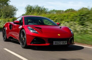 400 PS und 420 Nm reichen dem wie schon beim Evora eingekauften 3,5-Liter-Kompressor für einen Spurt von 0 auf 100 in 4,3 Sekunden und für Tempo 290