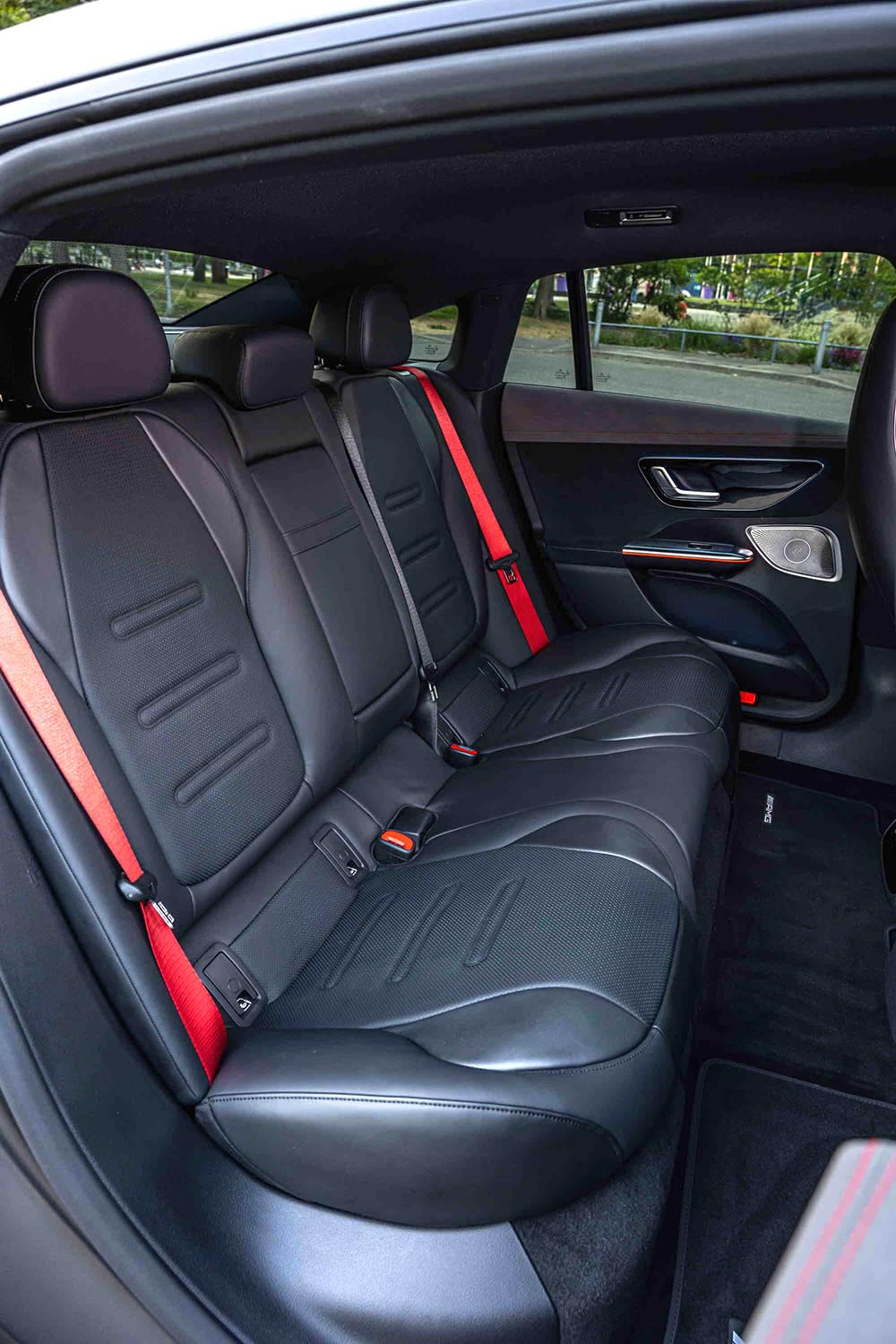  Im Fond des EQE sitzt man auch als durchschnittlich großer Erwachsener sehr bequem.