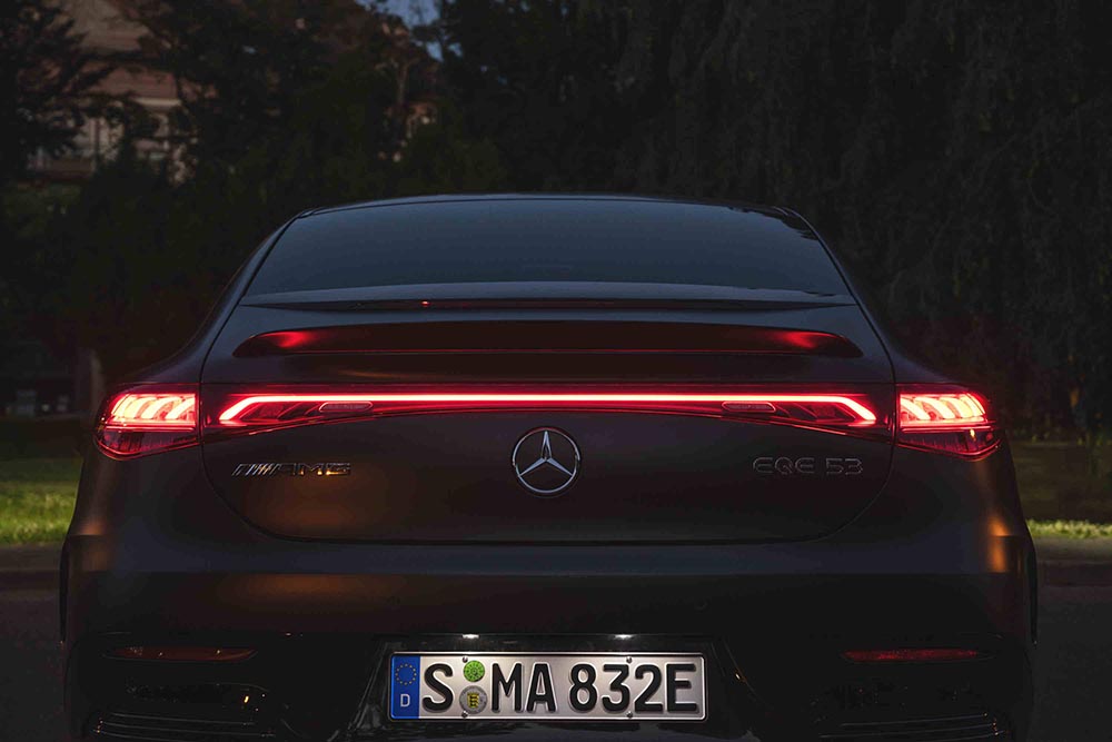 Ein schickes Detail des AMG-EQE ist die durchgehende Heckleuchte.