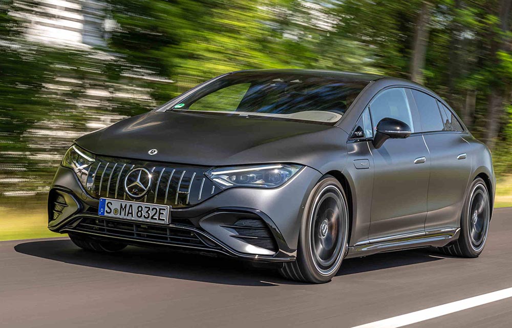 Die Mercedes-Sportabteilung hat den EQE für besondere längsdynamische Fahrfreuden ertüchtigt.