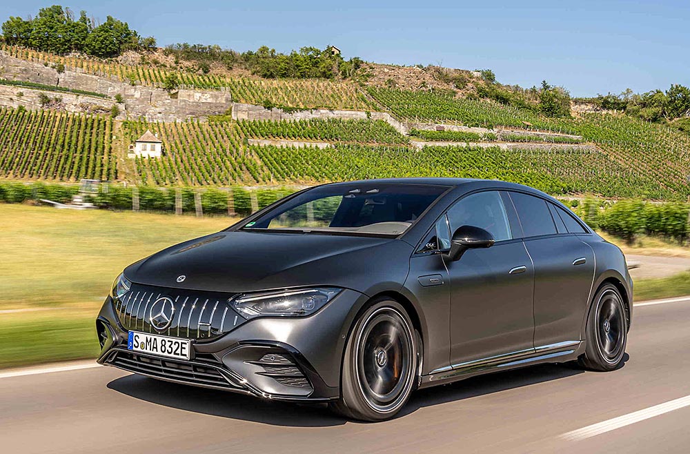 Die Mercedes-Sportabteilung hat den EQE für besondere längsdynamische Fahrfreuden ertüchtigt.