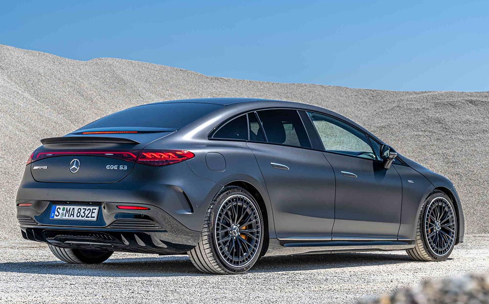  Trotz seiner progressiven Grundform wirkt der EQE wie ein echter Mercedes. Nur Auspuffendohre sucht man bei dieser AMG-Version vergeblich.