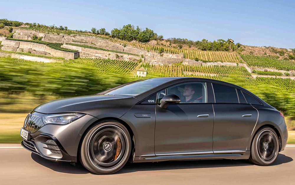 AMG hat das Schwergewicht mit beeindruckend wirkungsvollen Bremsen ausgestattet.