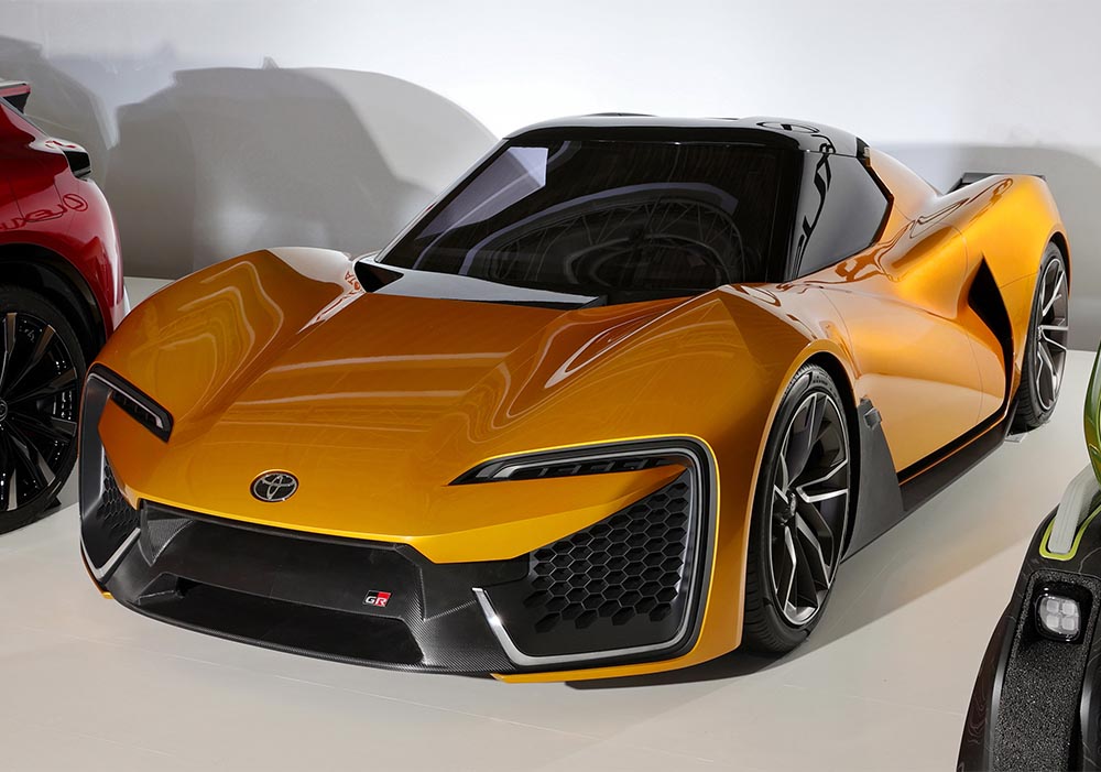 Im Rahmen der Elektro-Strategie-Präsentation wurde auch der E-Roadster mit geschlossenem Verdeck und dem Gazoo-Racing-Label auf dem Frontsplitter enthüllt. 