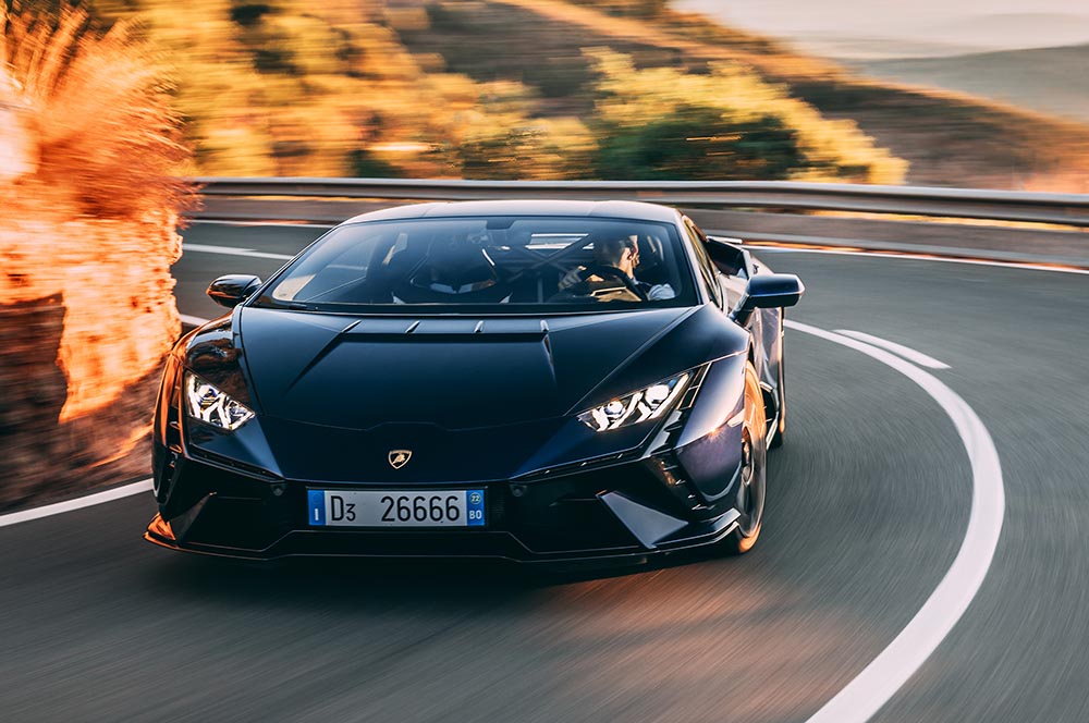  Der nicht einmal 1,20 Meter hohe Lamborghini Huracan mit seiner kompromisslosen Optik und seinem Einstiegspreis von weit jenseits der CHF 200.000-Marke ist eher Weltanschauung als Fortbewegungsmittel.