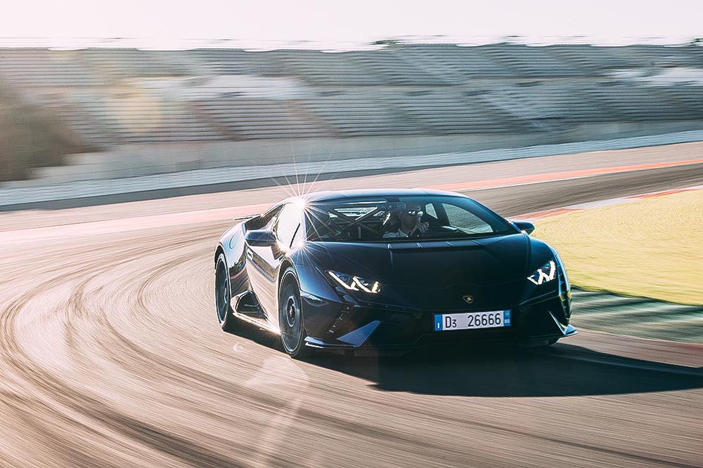  Zahlreiche Feinarbeiten an der Aerodynamik sind an vielen Stellen oft erst auf den zweiten Blick oder nach Hinweisen des Fachmanns erkennbar. In Summe sorgt das alles für eine um 6,1 Zentimeter gewachsene Länge auf 4,57 Meter.