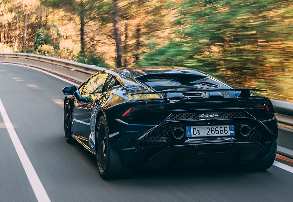 Vor allem die Windkanal-Profis haben Überstunden gemacht. Deutlich wird das am Heck.