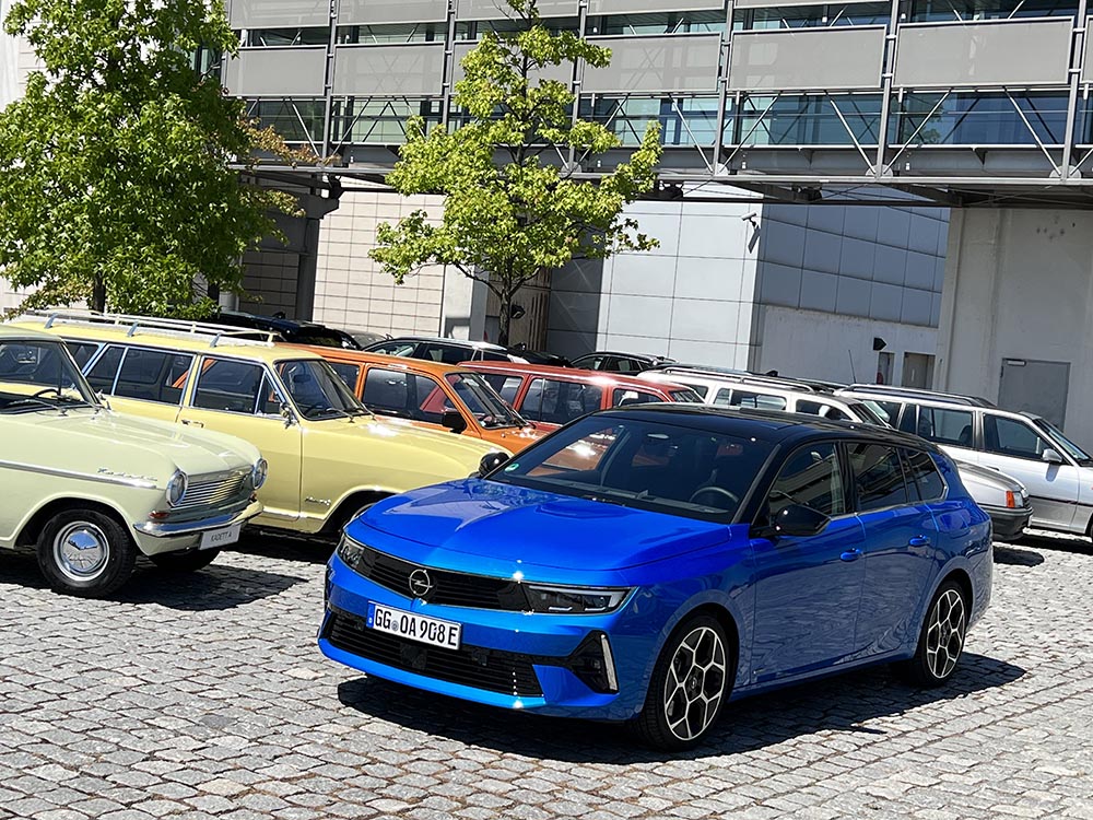 Opel Astra Sports Tourer 2022 vor historischen Kadett A bis E Caravan.