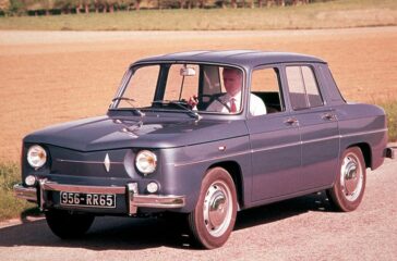 1962: Im Juni debütiert die viertürige, vier Meter lange Limousine Renault R8 als designierter Nachfolger des Renault Dauphine