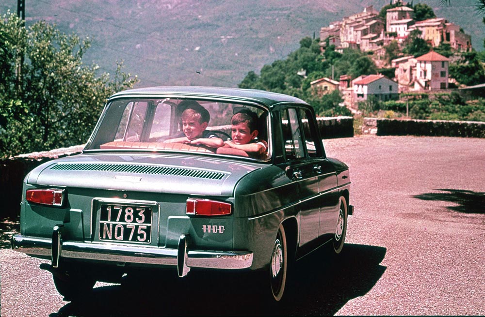 1964: Im Februar wird der Renault 8 Major mit dem 1,1-Liter-Triebwerk aus dem sportlichen Renault Caravelle eingeführt, optisches Kennzeichen sind Chromstreifen an der C-Säule.