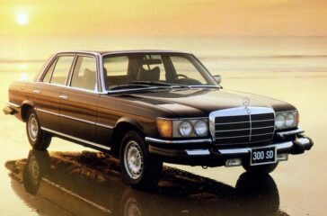 Der Mercedes-Benz 300 SD (S-Klasse Baureihe 116) ist im Mai 1978 der weltweit erste Serien-Pkw mit Turbodieselmotor und zugleich der erste Oberklasse-Personenwagen mit Dieselmotor. Er leistet 85 kW (115 PS) und kommt nur in den Vereinigten Staaten von Amerika sowie in Kanada auf den Markt. Der Verbrauch von 10,6 Litern pro 100 Kilometer liegt rund 30 Prozent unter den alternativ verfügbaren Benzinern. Außerdem entwickelt der Turbo- gegenüber dem Saugmotor rund 40 Prozent mehr Leistung bei gleichem Kraftstoffverbrauch. In May 1978 the Mercedes-Benz 300 SD (116 model series S-Class) was the world's first series-production car with a turbocharged diesel engine, and also the first diesel-powered luxury-class car. It developed 85 kW (115 hp), and was only marketed in the USA and Canada. Its fuel consumption of 10.6 litres per 100 kilometres was around 30 percent lower than that of alternatively available petrol models. Compared with the naturally aspirated engine, the turbocharged variant also developed around 40 percent more output while maintaining the same fuel consumption.