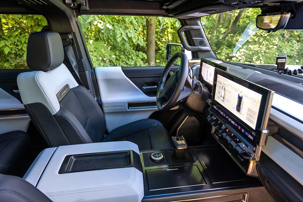 Wie bei E-Autos mittlerweile üblich, bietet auch der Hummer EV ein volldigitales Cockpit mit riesigen Bildschirmflächen.