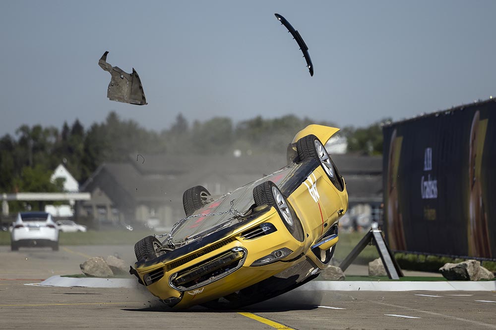 Anhand von zwei Crash-Szenarien zeigten die Unfallforscher spezifische Risiken durch batterieelektrische Fahrzeuge auf.
