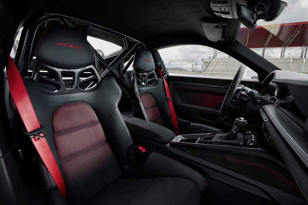 Der Innenraum des 911 GT3 RS bietet viel Sichtcarbon.