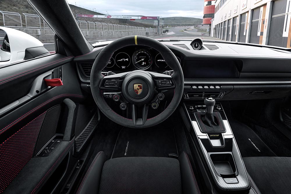 Statt klassischer Türgriffe gibt es beim Porsche 911 GT3 RS Textilschlaufen zum Entriegeln. 