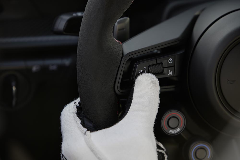 Das Drag Reduction System (DRS) kann der Fahrer über einen Knopf am Lenkrad regulieren.