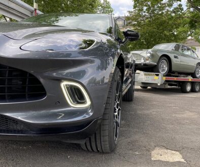 Zwei Generationen Aston Martin im Gespann